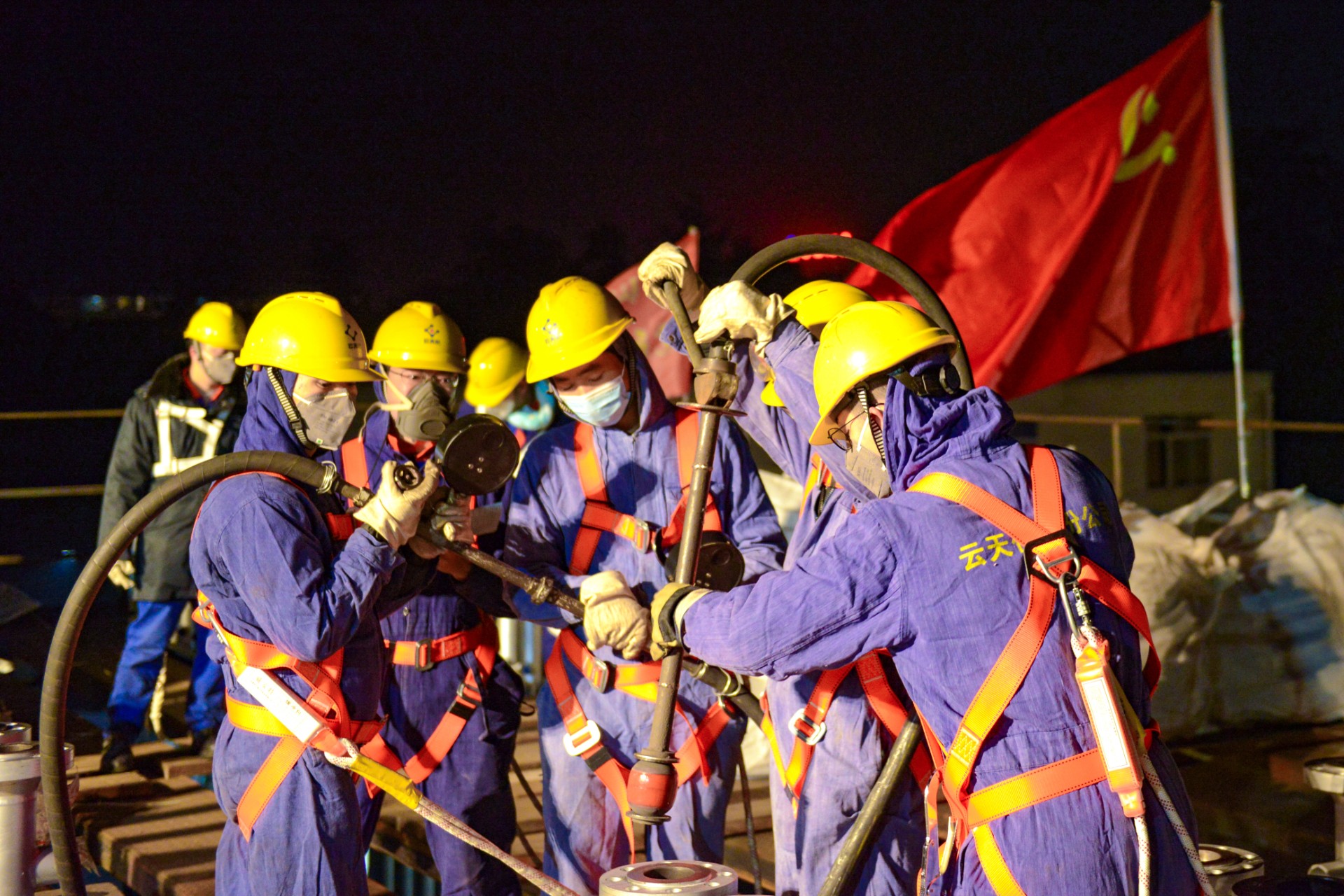 3A娱乐城
党员突击队夜战