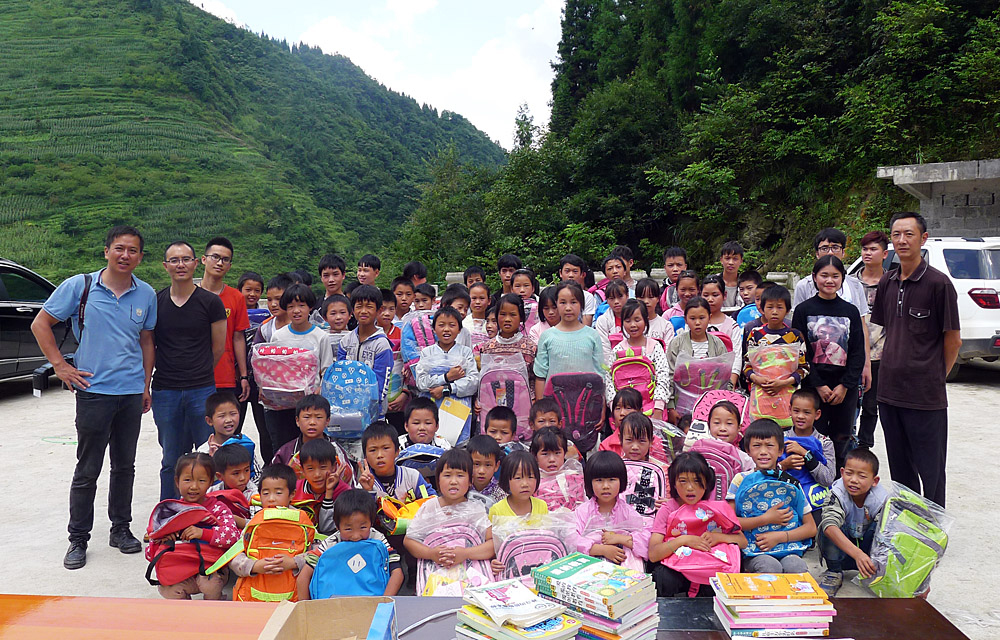 3A娱乐城
驻村工作队爱心捐赠