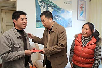 云南省国资委领导到集团慰问基层困难职工