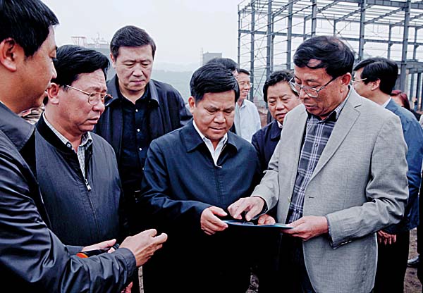 云南省委副书记、省长李纪恒到水富3A娱乐城
调研