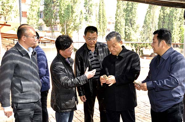 国家林业局原副局长李育才一行到3A娱乐城
磷化集团考察指导