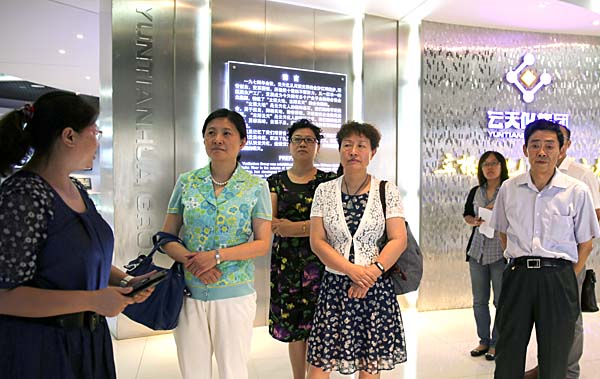 全国总工会女职工部部长王倩到3A娱乐城
调研